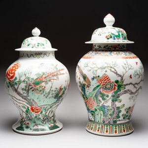 Two Chinese famille verte 'birds and flowers' vases and covers, 19th C. — photo 2