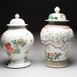 Two Chinese famille verte 'birds and flowers' vases and covers, 19th C. — photo 3