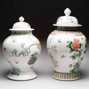 Two Chinese famille verte 'birds and flowers' vases and covers, 19th C. — photo 4