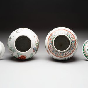 Two Chinese famille verte 'birds and flowers' vases and covers, 19th C. — photo 6