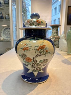 Two Chinese famille verte blue-ground vases and covers, 19th C. — foto 1