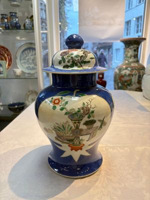 Two Chinese famille verte blue-ground vases and covers, 19th C. — foto 11