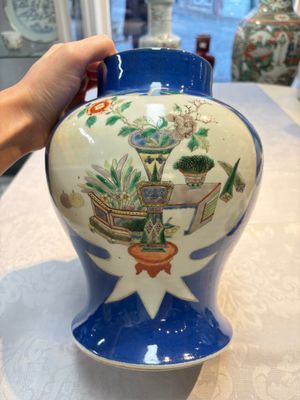 Two Chinese famille verte blue-ground vases and covers, 19th C. — foto 12