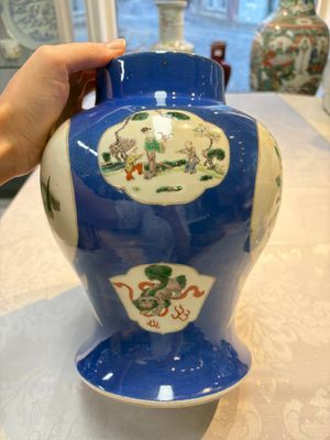 Two Chinese famille verte blue-ground vases and covers, 19th C. — foto 13