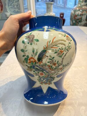 Two Chinese famille verte blue-ground vases and covers, 19th C. — foto 14