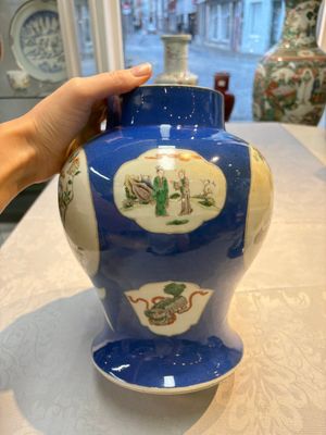 Two Chinese famille verte blue-ground vases and covers, 19th C. — foto 15
