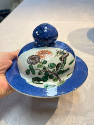 Two Chinese famille verte blue-ground vases and covers, 19th C. — foto 19
