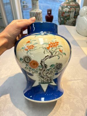Two Chinese famille verte blue-ground vases and covers, 19th C. — foto 2