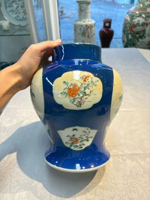 Two Chinese famille verte blue-ground vases and covers, 19th C. — foto 3