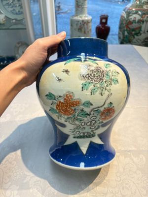 Two Chinese famille verte blue-ground vases and covers, 19th C. — foto 4