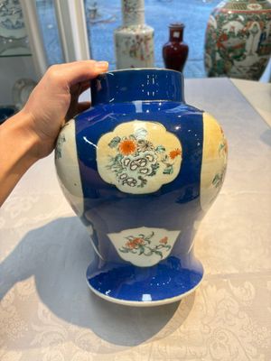 Two Chinese famille verte blue-ground vases and covers, 19th C. — foto 5