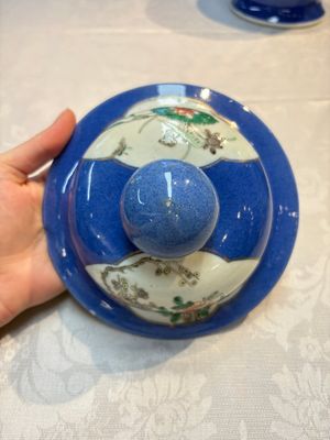 Two Chinese famille verte blue-ground vases and covers, 19th C. — foto 7