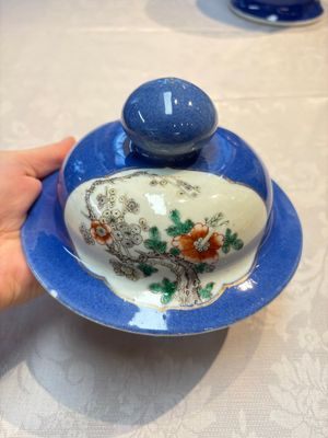 Two Chinese famille verte blue-ground vases and covers, 19th C. — foto 8