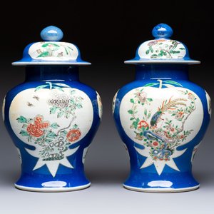 Two Chinese famille verte blue-ground vases and covers, 19th C. — foto 1