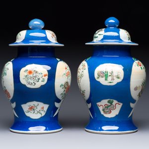 Two Chinese famille verte blue-ground vases and covers, 19th C. — foto 2