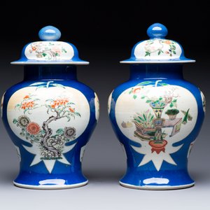 Two Chinese famille verte blue-ground vases and covers, 19th C. — foto 3
