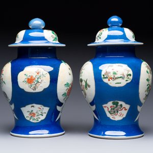 Two Chinese famille verte blue-ground vases and covers, 19th C. — foto 4