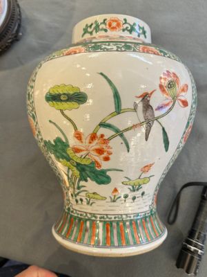 Two Chinese famille verte covered vases on wooden stands, 19th C. — 照片 20