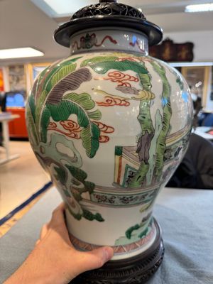 Two Chinese famille verte covered vases on wooden stands, 19th C. — 照片 4