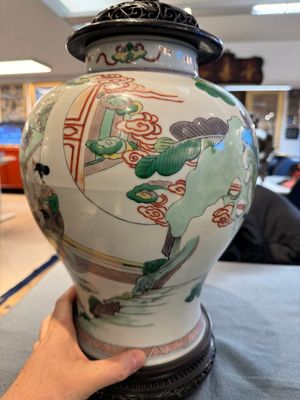 Two Chinese famille verte covered vases on wooden stands, 19th C. — 照片 6