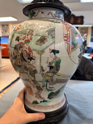 Two Chinese famille verte covered vases on wooden stands, 19th C. — 照片 7
