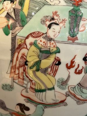 Two Chinese famille verte covered vases on wooden stands, 19th C. — 照片 10