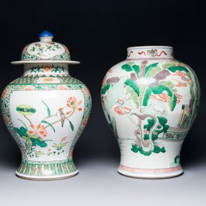 Two Chinese famille verte covered vases on wooden stands, 19th C. — 照片 3