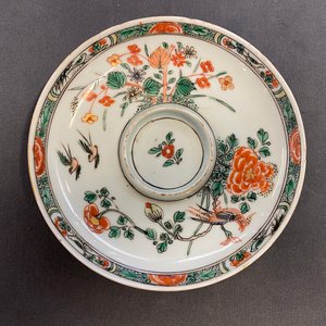 Two Chinese famille verte cup stands, a teapot and a plate, Kangxi — photo 17