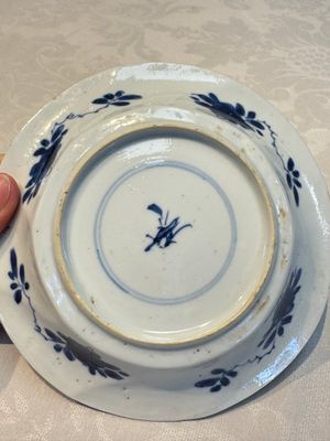 Two Chinese famille verte cups and four saucers, lingzhi and jade marks, Kangxi — foto 18
