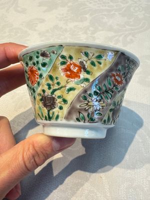 Two Chinese famille verte cups and four saucers, lingzhi and jade marks, Kangxi — foto 23