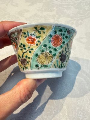 Two Chinese famille verte cups and four saucers, lingzhi and jade marks, Kangxi — foto 24