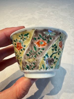 Two Chinese famille verte cups and four saucers, lingzhi and jade marks, Kangxi — foto 25