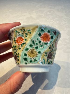 Two Chinese famille verte cups and four saucers, lingzhi and jade marks, Kangxi — foto 26