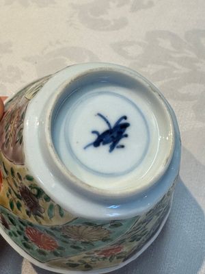 Two Chinese famille verte cups and four saucers, lingzhi and jade marks, Kangxi — foto 29
