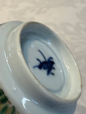 Two Chinese famille verte cups and four saucers, lingzhi and jade marks, Kangxi — foto 30
