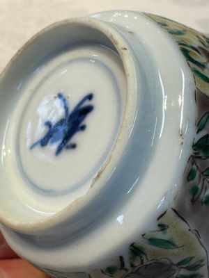 Two Chinese famille verte cups and four saucers, lingzhi and jade marks, Kangxi — foto 31
