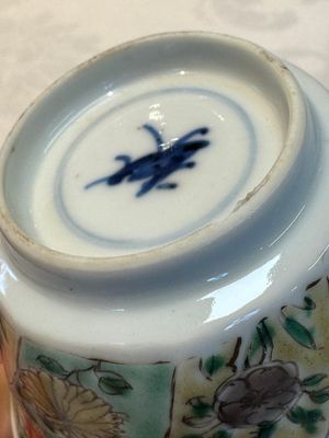 Two Chinese famille verte cups and four saucers, lingzhi and jade marks, Kangxi — foto 32