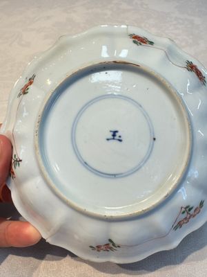 Two Chinese famille verte cups and four saucers, lingzhi and jade marks, Kangxi — foto 50