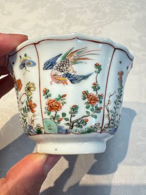 Two Chinese famille verte cups and four saucers, lingzhi and jade marks, Kangxi — foto 58