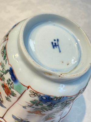 Two Chinese famille verte cups and four saucers, lingzhi and jade marks, Kangxi — foto 68
