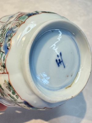 Two Chinese famille verte cups and four saucers, lingzhi and jade marks, Kangxi — foto 69