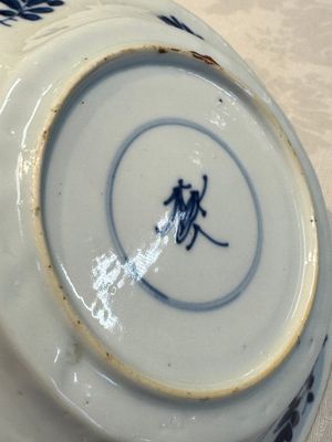 Two Chinese famille verte cups and four saucers, lingzhi and jade marks, Kangxi — foto 9