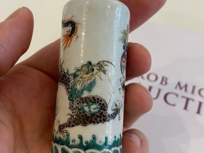 Two Chinese famille verte 'dragons' snuff bottles, 19th C. — 照片 4