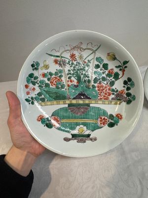 Two Chinese famille verte 'flower basket' dishes and a plate, Kangxi — photo 17