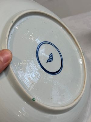 Two Chinese famille verte 'flower basket' dishes and a plate, Kangxi — photo 25