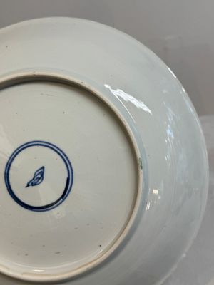 Two Chinese famille verte 'flower basket' dishes and a plate, Kangxi — photo 28
