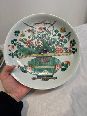 Two Chinese famille verte 'flower basket' dishes and a plate, Kangxi — photo 32