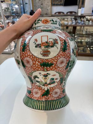 Two Chinese famille verte 'flowers and mythical animals' vases, 19th C. — photo 2