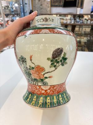Two Chinese famille verte 'flowers and mythical animals' vases, 19th C. — photo 7