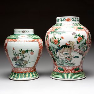 Two Chinese famille verte 'flowers and mythical animals' vases, 19th C. — photo 1